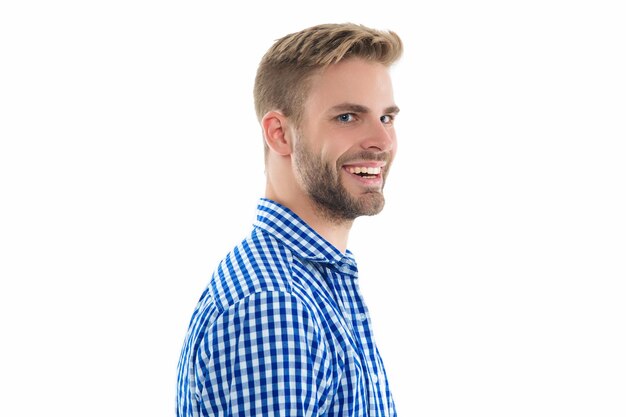 Joven feliz en una foto de estudio de un joven con una camisa a cuadros un joven aislado en un joven blanco en el fondo