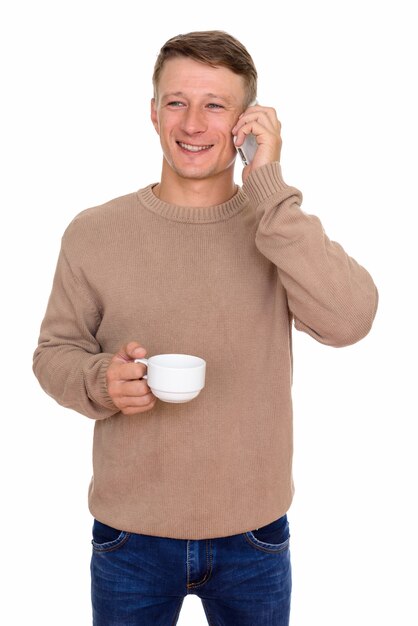 joven feliz hablando por teléfono móvil