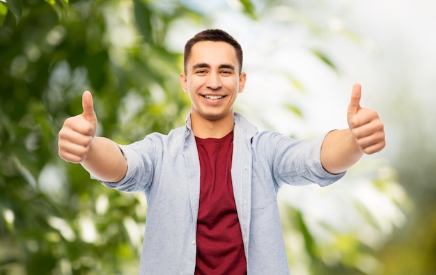 joven feliz mostrando los pulgares hacia arriba