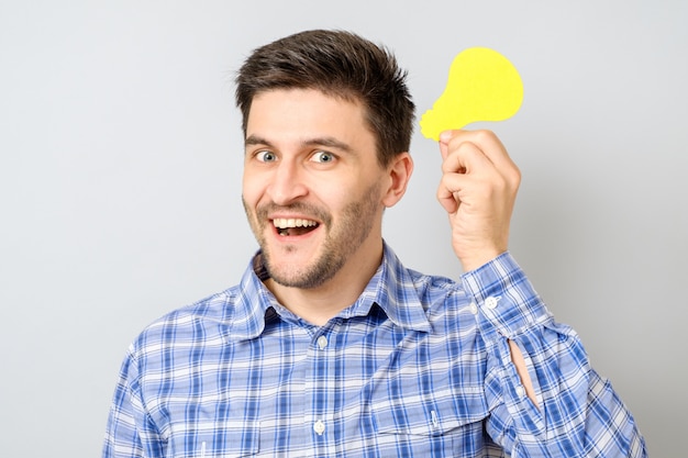 Joven feliz con una nueva idea