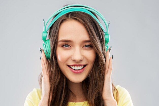 joven feliz o adolescente con auriculares