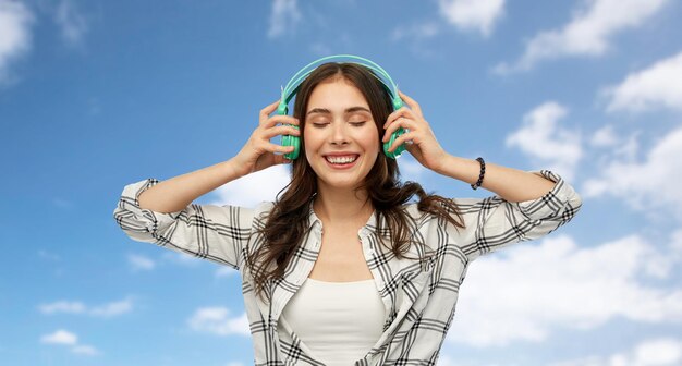 joven feliz o adolescente con auriculares