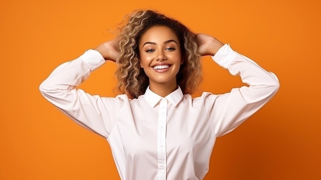 Una joven feliz con el pelo rubio y negro con camisa blanca de verano de fondo naranja