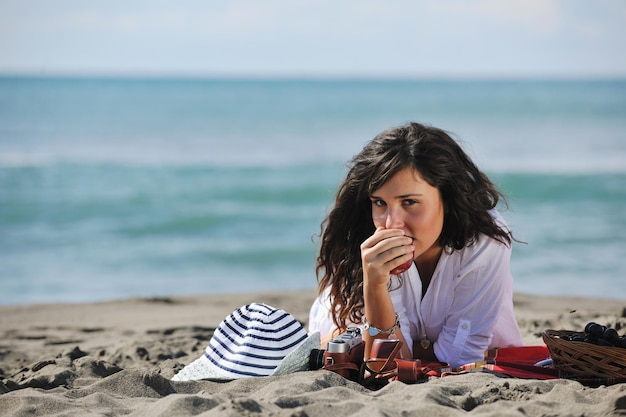 una joven feliz se relaja en una hermosa playa por la mañana