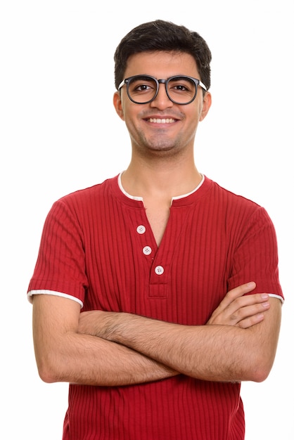 Joven feliz sonriendo con los brazos cruzados