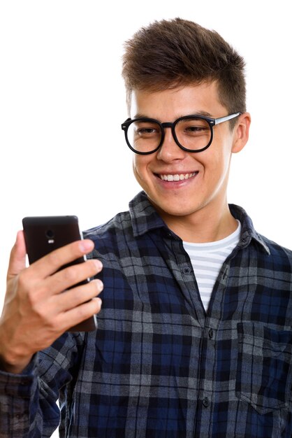 Foto joven feliz sonriendo mientras usa el teléfono móvil