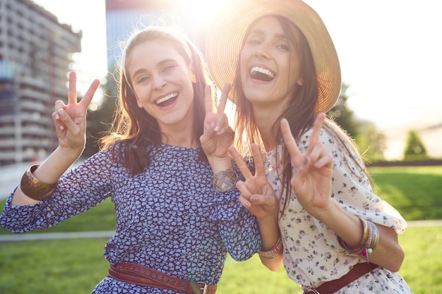 Foto una joven feliz sonriendo