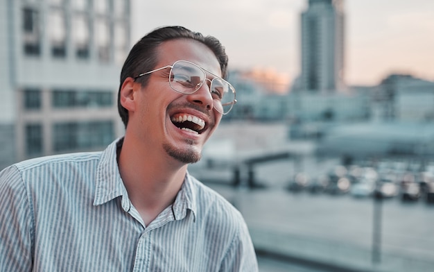 Joven feliz sonriendo.