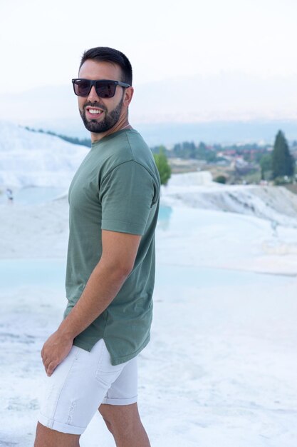 Joven feliz en los travertinos de Pamukkale