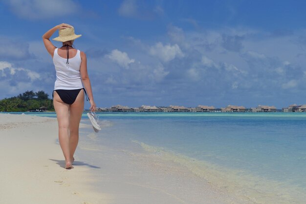 joven feliz en vacaciones de verano en una hermosa playa tropical divertirse disfrutar y relajarse