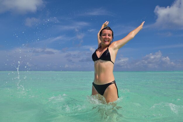 joven feliz en vacaciones de verano en una hermosa playa tropical divertirse disfrutar y relajarse