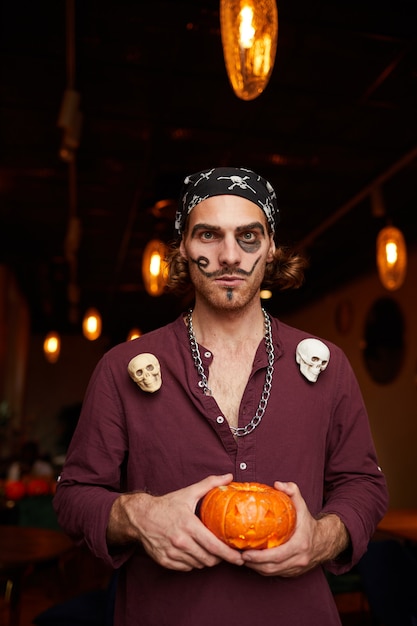 Foto joven en la fiesta de halloween en discoteca