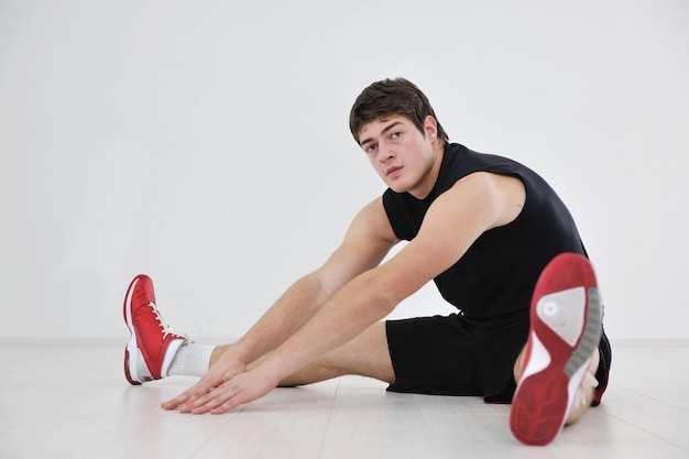 joven en fintess sport club ejercicio con pesas y relajante