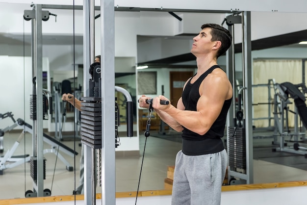 Joven formación en equipamiento deportivo en el gimnasio