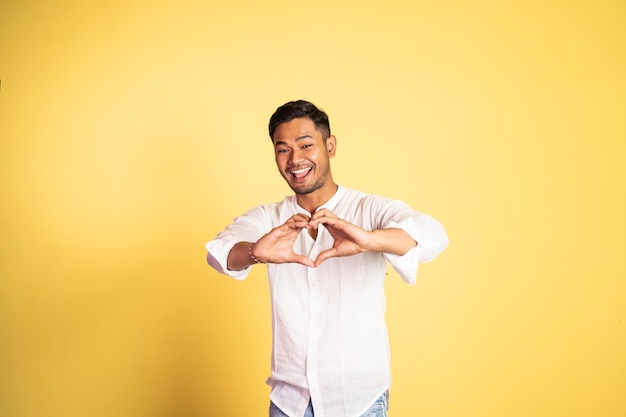 Joven formando un corazón con gestos con los dedos