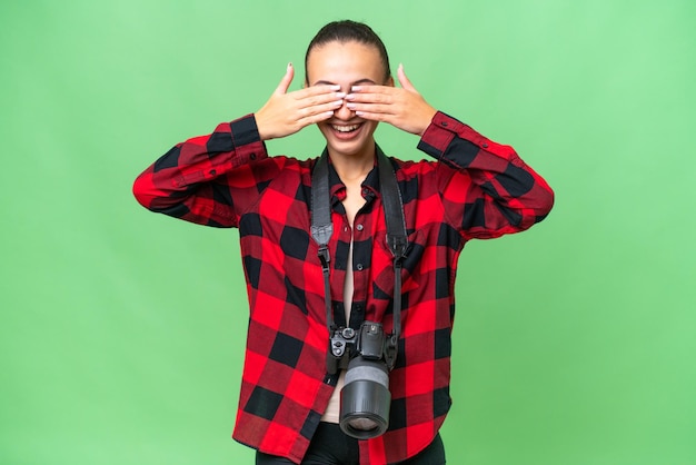 Foto joven fotógrafa árabe sobre un fondo aislado que cubre los ojos con las manos