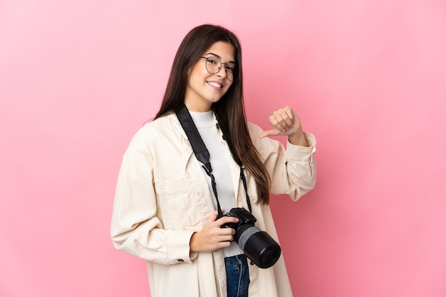 Joven fotógrafa brasileña aislada orgullosa y satisfecha de sí misma