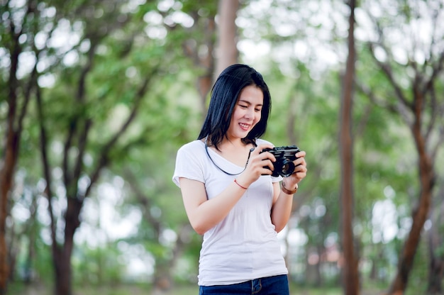 Joven fotógrafa en el parque