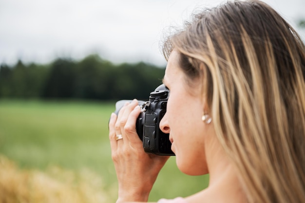 Joven fotógrafa tomando fotos