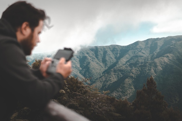 Un joven fotografiando a través de la cámara.