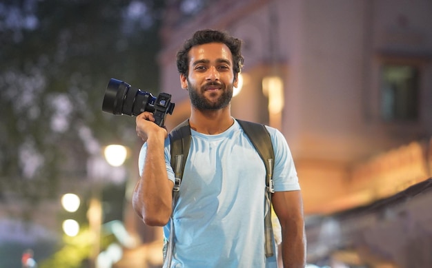 Joven fotógrafo apasionado imagen niño indio