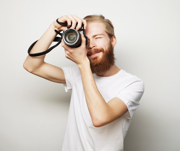 Joven fotógrafo barbudo