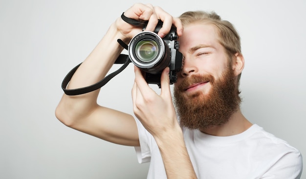 Joven fotógrafo barbudo