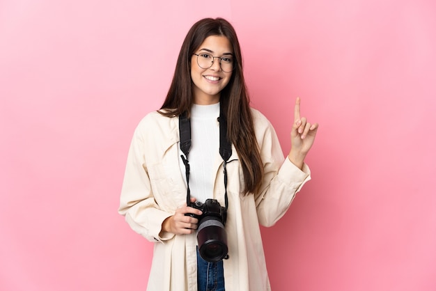 Joven fotógrafo brasileño aislado o