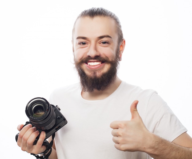 joven fotógrafo con una cámara digital.