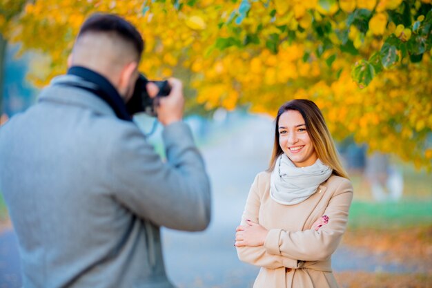 Joven fotógrafo con cámara y modelo