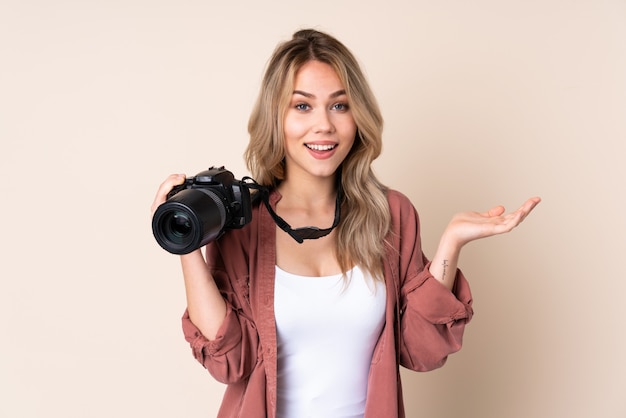 Joven fotógrafo chica sobre pared sonriendo mucho