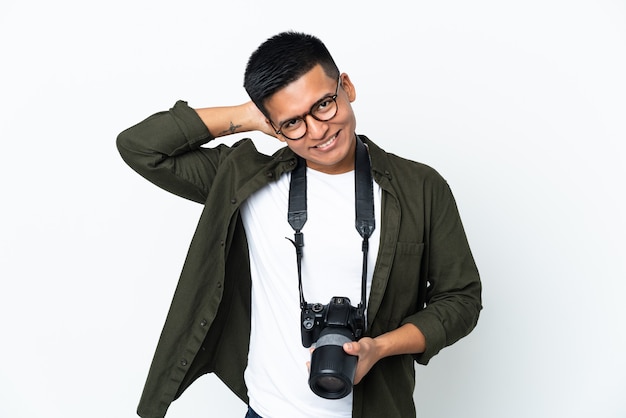 Joven fotógrafo ecuatoriano aislado en la pared blanca riendo