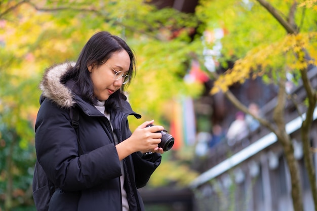 Joven fotógrafo hermoso con la cámara profesional tomando fotos hermosas