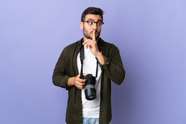 Joven fotógrafo hombre sobre fondo aislado