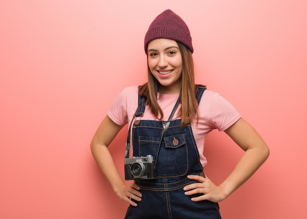 Joven fotógrafo lindo mujer con las manos en las caderas