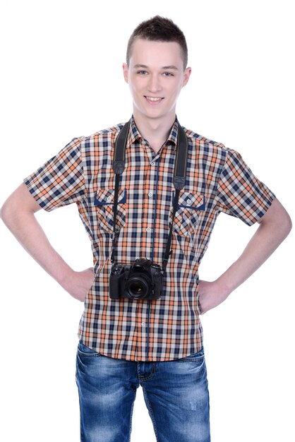 Joven fotógrafo masculino con cámara digital profesional.