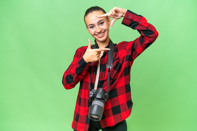 Joven fotógrafo mujer árabe sobre fondo aislado cara de enfoque Símbolo de encuadre