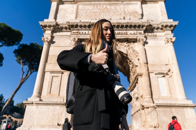 Joven fotógrafo profesional feliz con su equipo