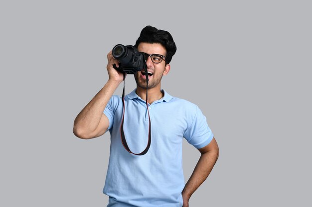 joven fotógrafo sonriendo y tomando fotos modelo pakistaní indio