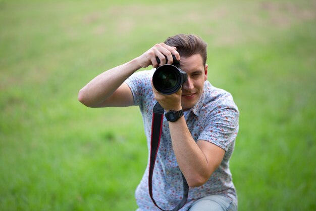 Joven fotógrafo sosteniendo una cámara