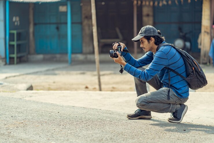 Joven fotógrafo tomando fotografías en las calles de la India