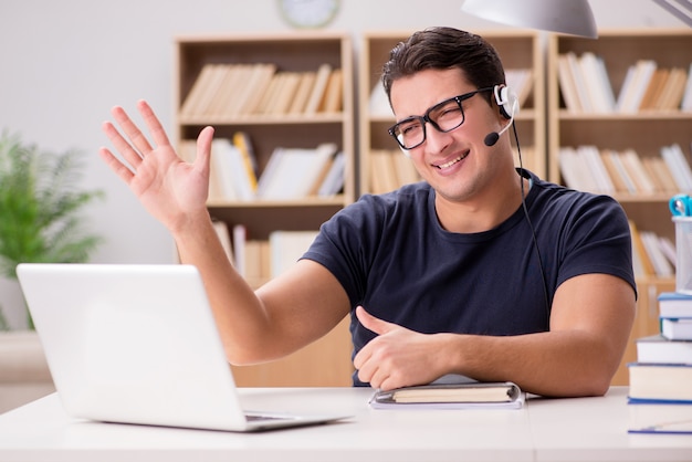 Joven freelance trabajó trabajando en computadora