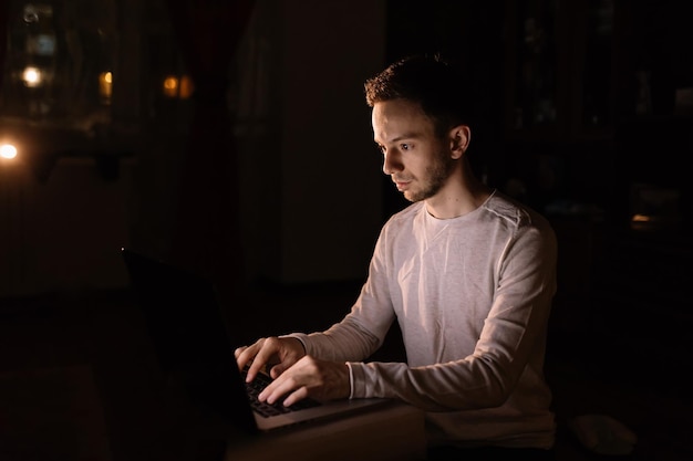 Joven freelancer trabajando hasta tarde en una laptop en casa Un programa