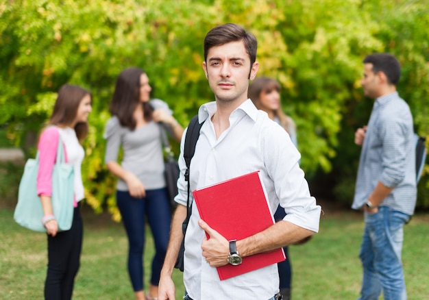 Joven frente a un grupo de estudiantes en un parque