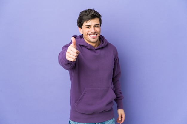 Joven fresco sonriendo y levantando el pulgar