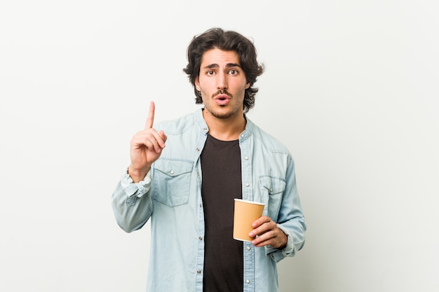 Joven fresco tomando un café con una gran idea