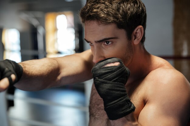 Joven fuerte entrenamiento en gimnasio