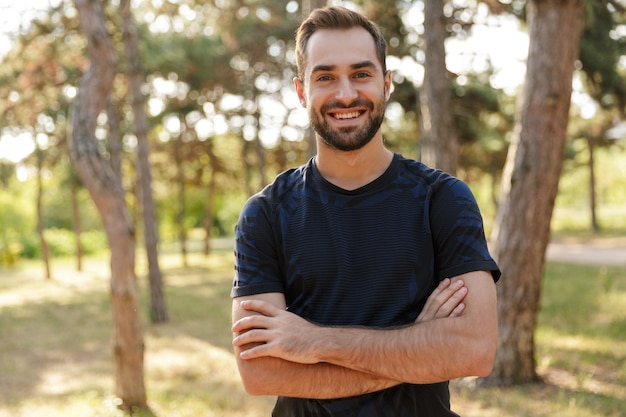 Foto joven, fuerte, feliz, alegre, deportes, hombre, posar, aire libre, en, naturaleza, parque verde