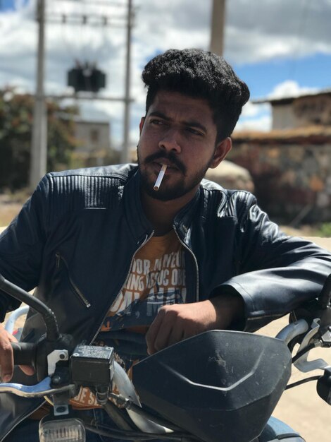 Foto joven fumando al aire libre