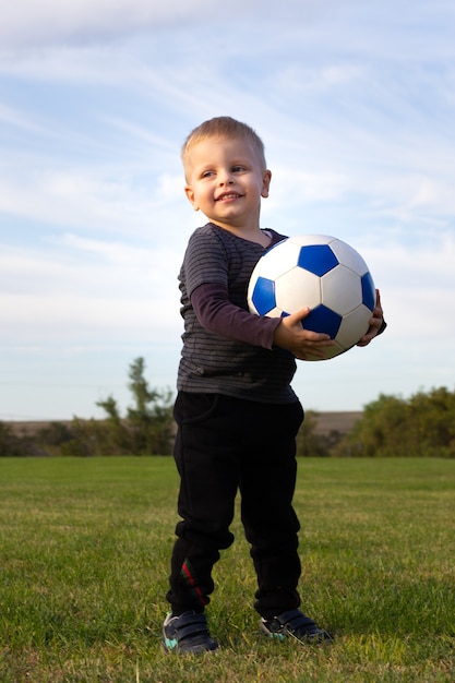 Foto joven futbolista en el campo de hierba